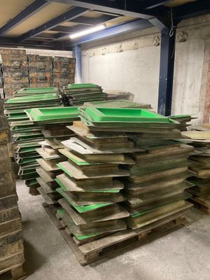 Un lot de 2500 moules de margelles et dallage en béton à dém…