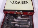 une boîte contenant un service d'argenterie