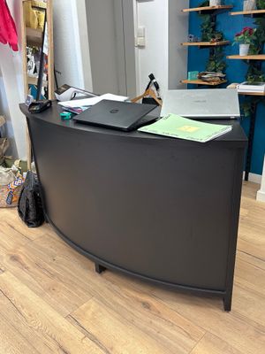 un bureau noir sur lequel est posé un ordinateur portable
