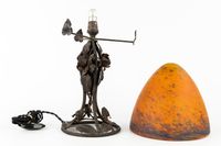 Une lampe de table en fer forgé avec un abat-jour « Obus » e… (photo 6)
