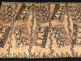 un gros plan sur un morceau de tissu orné de motifs