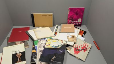 beaucoup de livres sur une table dans une pièce