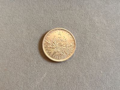 gros plan d'une pièce d'or sur une surface grise