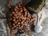 une croix, un chapelet et d'autres objets religieux disposés sur une table