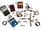 plusieurs types de bijoux différents sur une surface blanche
