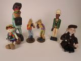 cinq figurines de tailles et de couleurs différentes posées sur un fond blanc
