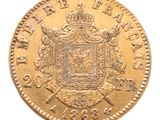 gros plan d'une pièce d'or sur fond blanc