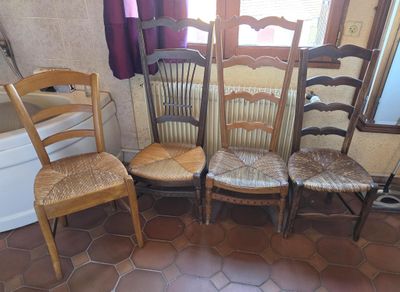 quatre chaises en bois alignées dans une pièce