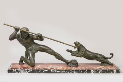 une image représentant une statue d'un homme tenant une lance et accompagné d'un chien