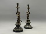 paire de bougeoirs anciens en bronze ornés de chérubins et de chérubins