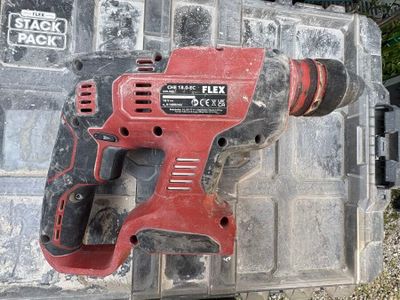 une perceuse filaire rouge qui se trouve dans une boîte
