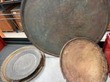 de nombreux types de casseroles exposés dans un magasin