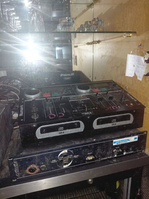 une photo d'une installation de DJ dans une pièce