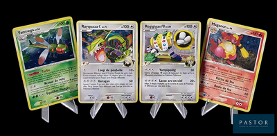 Quatre cartes Pokémon sont alignées les unes à côté des autres sur un fond noir.