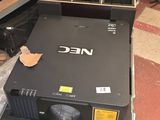 une photo d'un étui noir posé sur une table