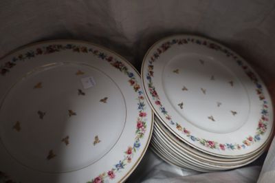 beaucoup d'assiettes qui traînent dans une boîte