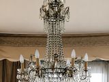 un lustre suspendu au plafond d'un salon