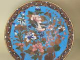 une assiette bleue ornée d'un motif floral