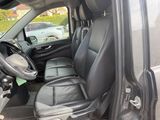 l'intérieur d'une voiture avec des sièges en cuir noir et un volant