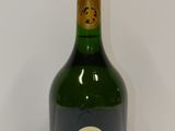 une bouteille de champagne posée sur une table blanche