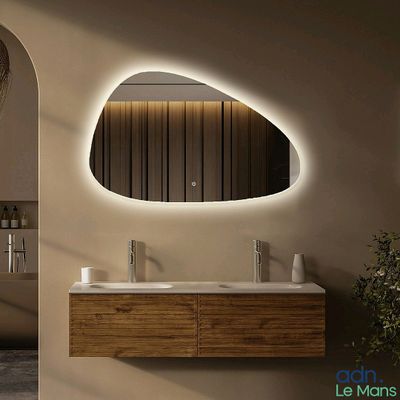 une salle de bains avec un lavabo et un miroir au mur