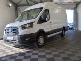 une camionnette blanche garée dans un garage
