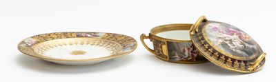 une tasse et une soucoupe placées l'une à côté de l'autre sur une table