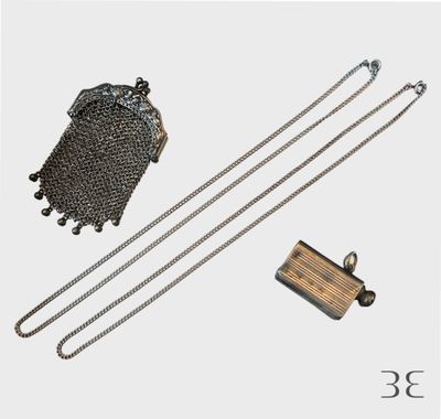 une image représentant un collier, une chaîne et un sac à main sur fond blanc