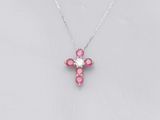 un pendentif en forme de croix, orné de diamants roses et blancs, monté sur une chaîne en argent