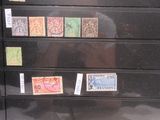 un classeur noir recouvert de nombreux timbres