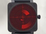 une montre noire avec un cadran rouge