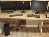 un bureau sur lequel sont posés deux écrans d'ordinateur et un clavier