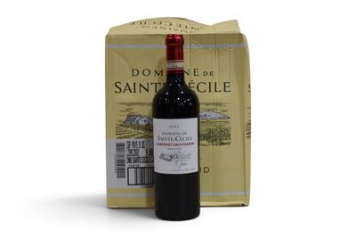 une bouteille de vin à côté d'un carton de vin