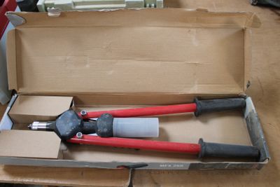 une boîte contenant une paire de pinces