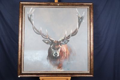 une peinture à l'huile représentant un cerf posé sur un chevalet, sur fond bleu