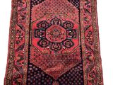 un tapis rouge et noir orné d'un médaillon