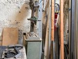 un grand nombre d'outils posés sur une table