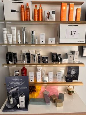 une étagère sur laquelle sont disposés de nombreux types de produits de beauté