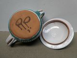 une tasse et une soucoupe placées l'une à côté de l'autre sur une table