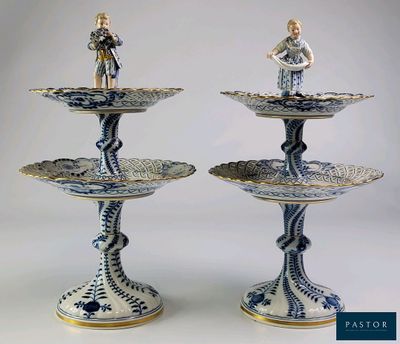 deux assiettes bleues et blanches ornées de motifs, posées sur une table