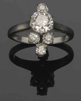 une bague à grappes de diamants de taille ancienne
