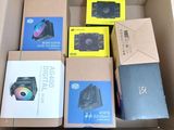 Plusieurs cartons contenant du matériel informatique sont empilés les uns sur les autres.