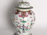 un vase muni d'un couvercle orné de fleurs