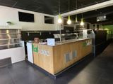 une photo d'un restaurant avec un comptoir et un plan de travail