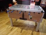 un baby-foot au milieu d'un parquet