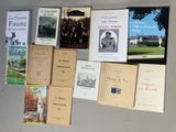 Plusieurs livres sont posés sur une table devant un ordinateur portable