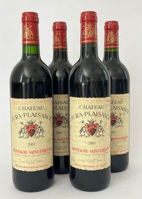 trois bouteilles de vin rouge sont alignées sur une surface blanche