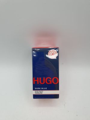 Le flacon de l'eau de Cologne Hugo bleu foncé repose sur une surface blanche