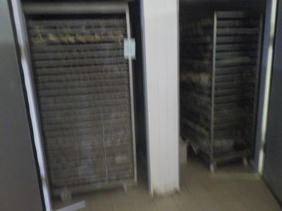 une photo d'une pièce dans laquelle se trouvent plusieurs rayonnages remplis de produits alimentaires