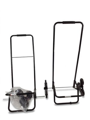deux chariots à bagages chargés de valises sur fond blanc